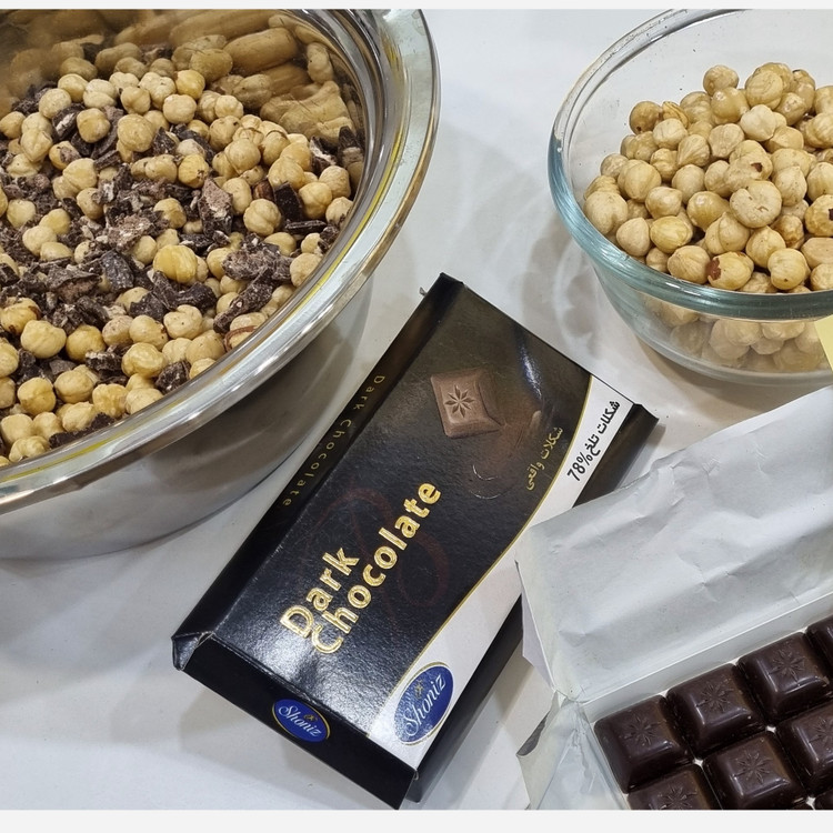 کره فندق با شکلات تلخ 300گرمی اَوسینا